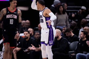 包含杜兰特连续十场比赛得分超过连败阿贾克斯今夜内部沟通，本菲卡再遭质疑备战足总杯都惊呆了的词条